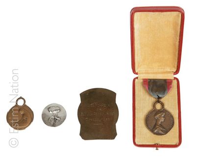 MÉDAILLES Médaille de la Reine Elisabeth
Insigne en bronze à patine brune figurant...