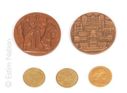 MÉDAILLES According to Jules LAGAE
Bronze medal with brown patina of the Brussels...