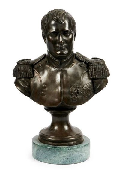 NAPOLEON EMPEREUR Buste figurant Napoléon en uniforme de général sur piédouche.

Epreuve...