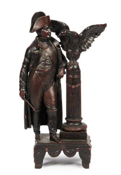 NAPOLEON Ier Napoléon Ier en pied accoudé à une colonne et aigle aux ailes déployées.

Sujet...