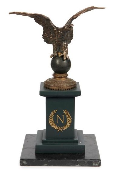AIGLE EN BRONZE Eagle with outstretched wings circling a globe.

Proof in natural...