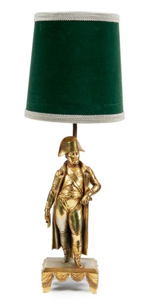 LAMPE NAPOLEON IER Lampe en régule à patine doré figurant Napoléon Ier en pied sur...
