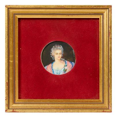 MINIATURE French school after VAN LOO

Portrait of an elegant lady with a pearl
hairdo...