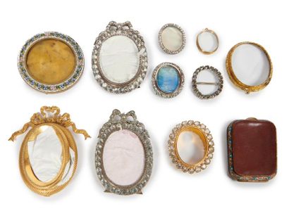 LOT DE CADRES PRECIEUX Set of small precious frames or souvenir holders in silver...