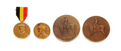 Médailles et décorations Set of 4 bronze medals or decorations bearing the effigy...