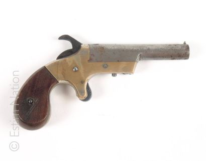 PISTOLET ANGLAIS Pistolet type "Colt one"vers 1860. Crosse en noyer gravée de chaque...