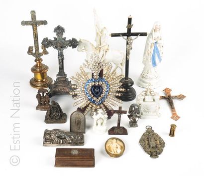 ART RELIGIEUX Important ensemble de sujets et statuettes religieuses comprenant la...