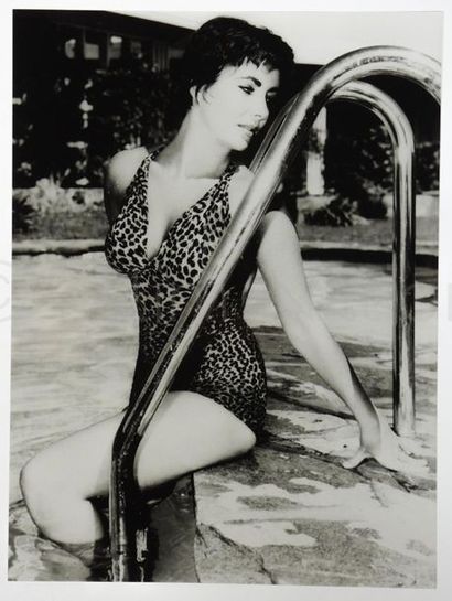 ANONYME "Liz Taylor, en maillot de bain une pièce léopard, circa 1960"
Epreuve noir...