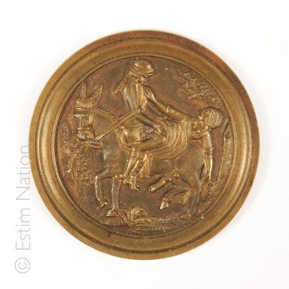 PLAQUE BRONZE Round plate in chased bronze with erotic
subject Diameter: 7 cm
