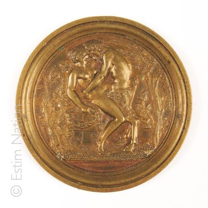 PLAQUE BRONZE Plaque ronde en bronze ciselé à sujet érotique
Diamètre : 7 cm