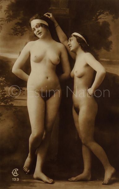 EROTICA. VERS 1900 "Nus féminins" 
Tirage d'époque noir et blanc. Format carte postale....