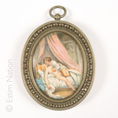 EROTICA Miniature peinte ovale représentant une scène érotique dans le goût du XVIIIème...