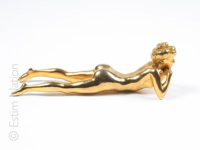 EROTICA Epreuve en bronze doré représentant un nu féminin couché sur le ventre. 
Longueur...