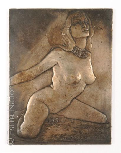 EROTICA Plaque en métal présentant en relief un nu féminin. 
Dimensions : 9.7 x 7.2...