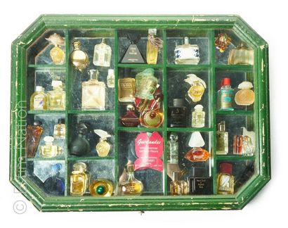 ECHANTILLONS Echantillons de Parfum homothétiques 
Comprenant environ 40 échantillons...
