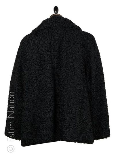 BUKHARA MANTEAU 3/4 en astrakan lustré noir, crochet, deux poches (env T M/L)