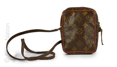 LOUIS VUITTON Pochette avec bandoulière, avec fermeture éclair, monogrammé à l'extérieur.
A...