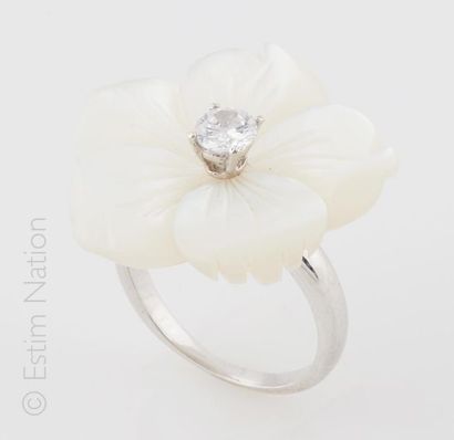 BAGUE FLEUR Bague en argent (925/°°) en forme de fleur centrée d'un zircon blanc...