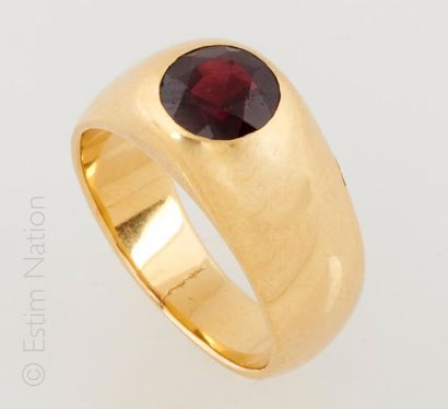 Bague 18K (750/°°) yellow gold ring with a garnet (possibly rhodolite) Maximum 
width...