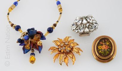 BIJOUX FANTAISIE Lot de bijoux fantaisie en métal comprenant un collier à motif floral...