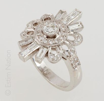 BAGUE DIAMANTS Ring in 18K (750/°°) white gold centered with a brilliant-cut diamond...