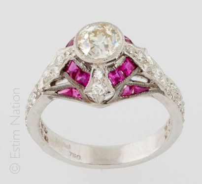 BAGUE STYLE ART DECO Ring in 18K (750/°°) white gold centered on a round diamond...