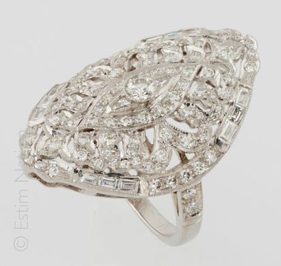 BAGUE DIAMANTS Ring in 18K (750/°°) white gold with an oval shape centered on a round...