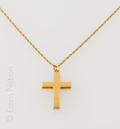 CROIX OR Cross in 18K (750/°°) yellow gold with chased decoration opening held by...