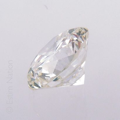 DIAMANT 1.30 CARAT Diamant de taille brillant, pesant 1.30 ct. 
Il est accompagné...