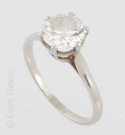 SOLITAIRE Solitaire platinum ring centered on a diamond set with a claw. 
Diamond...