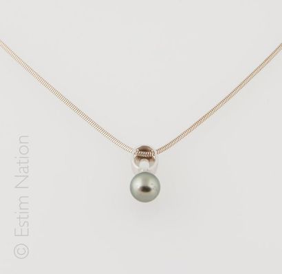 COLLIER PERLE Collier en argent 925/°° composé d'un pendentif présentant une perle...