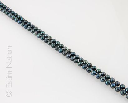 SAUTOIR PERLES Long sautoir de perles grises de culture. 
Longueur : 120 cm 