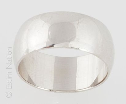 ANNEAU EN OR Important anneau en or gris 18K (750/°°) gravé de deux coeurs entrelacés...
