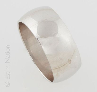 ANNEAU EN OR Important anneau en or gris 18K (750/°°) gravé de deux coeurs entrelacés...