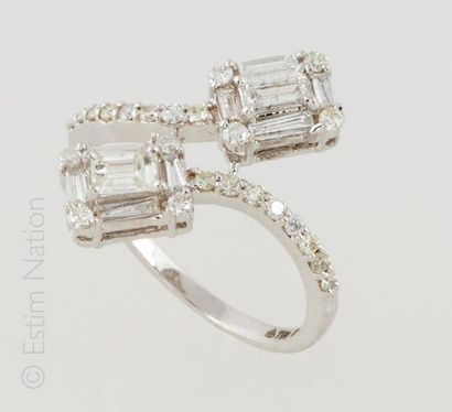 BAGUE DIAMANTS 18K (750/°°) white gold ring set with rectangular, baguette and round...