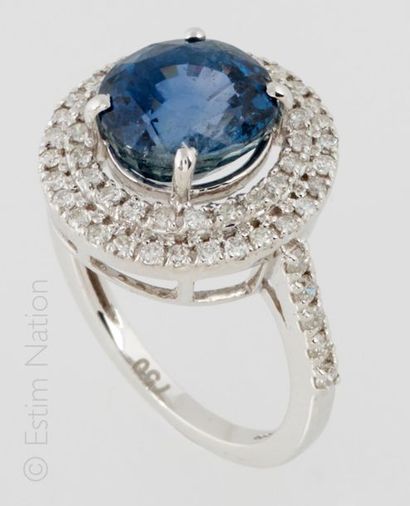 BAGUE SAPHIR DIAMANTS Ring in 18K (750/°°) white gold centered on a round facetted...