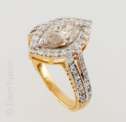 BAGUE DIAMANTS Ring in 18K (750/°°)  14K (585/°°) yellow gold centered with a marquise...