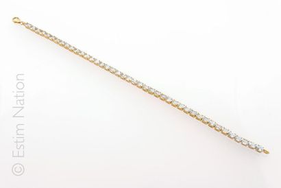 BRACELET TOPAZES Bracelet en argent doré 925/°° articulé rehaussé de topazes ovales...