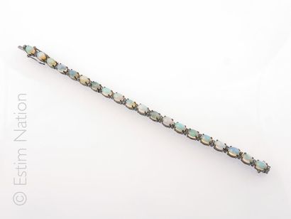 BRACELET OPALES Bracelet en argent 925/°° articulé rehaussé d'opales en cabochon...