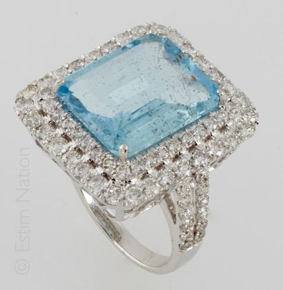 BAGUE AIGUE MARINE DIAMANTS Ring in 18K white gold (750/°°) centered on a large rectangular...