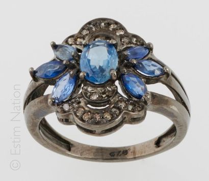 BAGUE SAPHIRS DIAMANTS Ring in 925/°° patinated silver centered with an oval facetted...