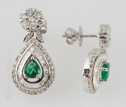 BOUCLES D'OREILLES Pair of earrings in 18K white gold (750/°°) composed of a stylized...