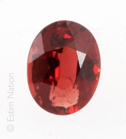 RHODOLITE Rhodolite rouge ovale facettée. 
Poids brut : 0.29g. Dimensions : 8.0 x...