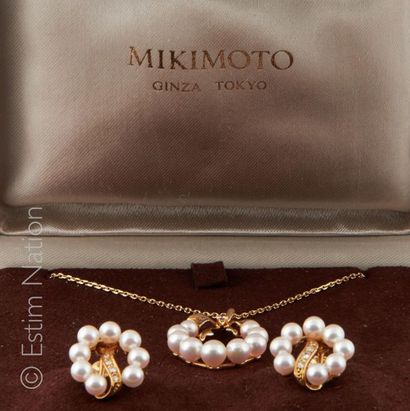 MIKIMOTO Parure en or jaune 14K 5585 millièmes) et perles , composée de deux clips...