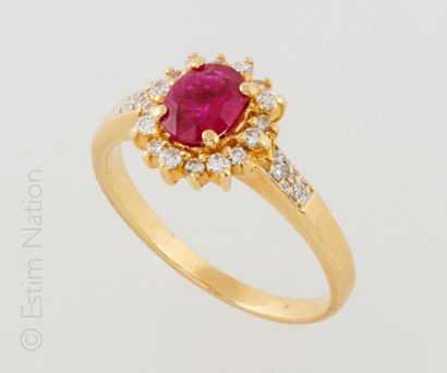 Bague marguerite Daisy ring in 18K (750 thousandths) yellow gold set with an oval...