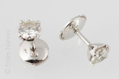 BOUCLES D'OREILLES Puces d'oreille en or gris 18K (750 millièmes) ornées de diamants...