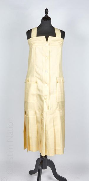 COURREGES CIRCA 1980, DANIEL HECHTER ROBE en polyester et lin jaune pâle, bretelles,...