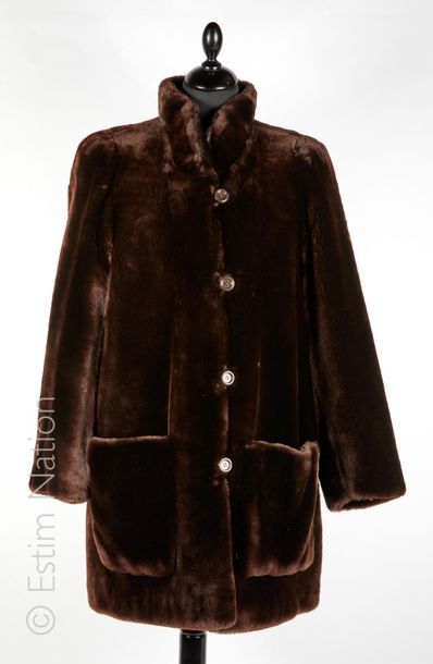 REVILLON BOUTIQUE VINTAGE Chocolate-golden sheepskin coat, two pockets (approx T...