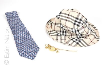 GUCCI, BURBERRY LONDON, DANIEL HECHTER, ANONYME, C.S CHAPEAU en toile de coton tartan...