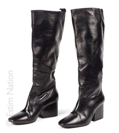 MASSIMO DUTTI PAIR OF BOOTS in black soft leather (P36)- (new condition)
